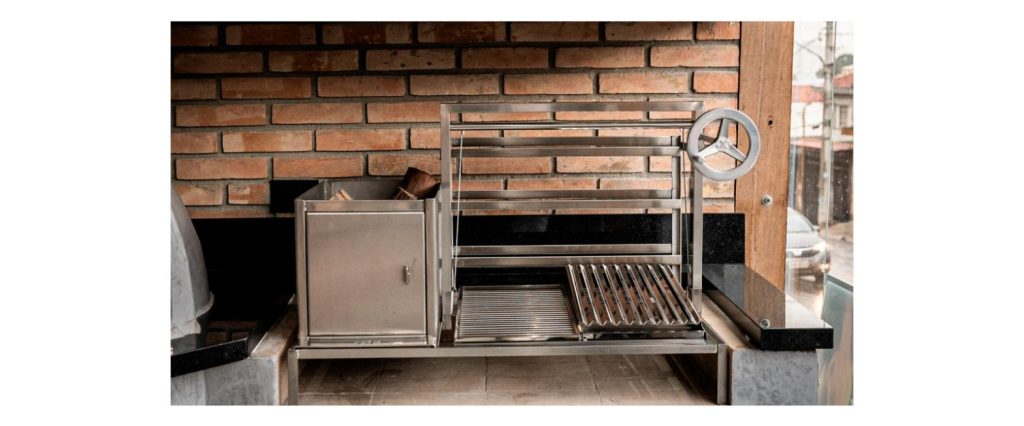 Cortes alternativos à picanha grelhados com controle de altura na Parrillera Unique JX Metais